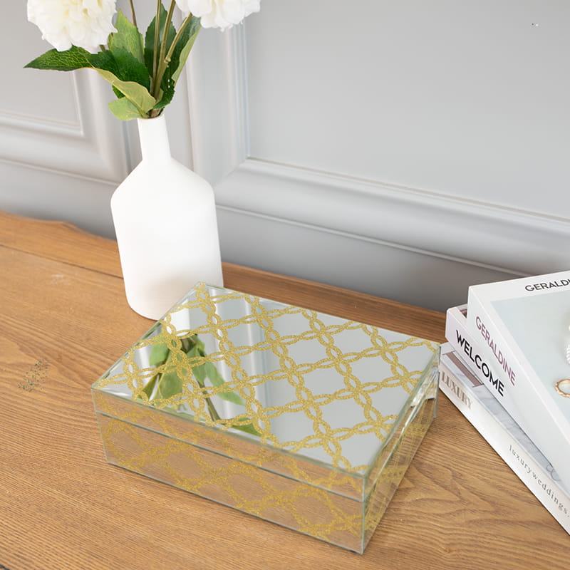 Speculum ornamentum cum arca